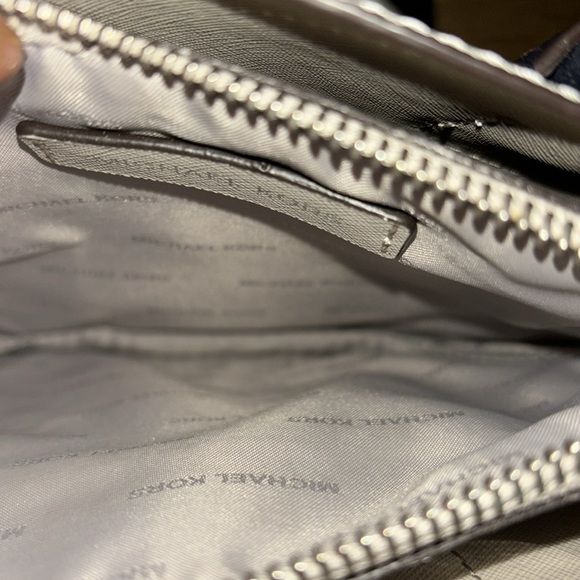 MICHAEL KORS CROSSBODY EUC WITH DUSTBAG - Picture 6 of 8